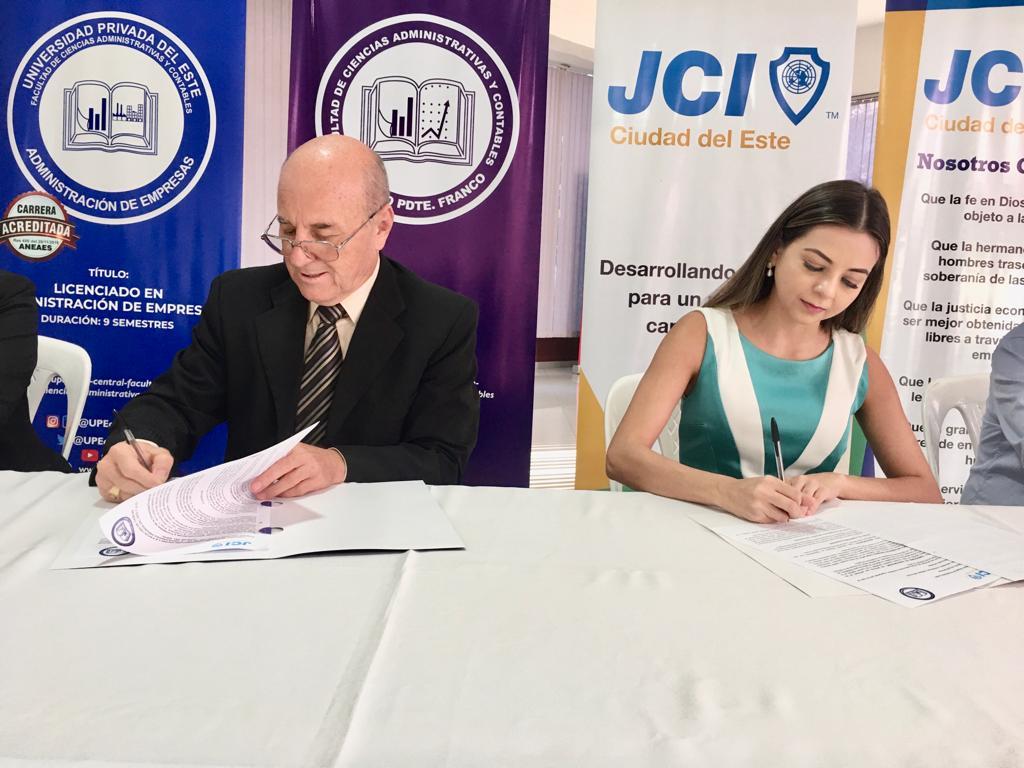 Firma de Convenio entre la Facultad de Ciencias Administrativas y Contables UPE y la JCI Ciudad del Este